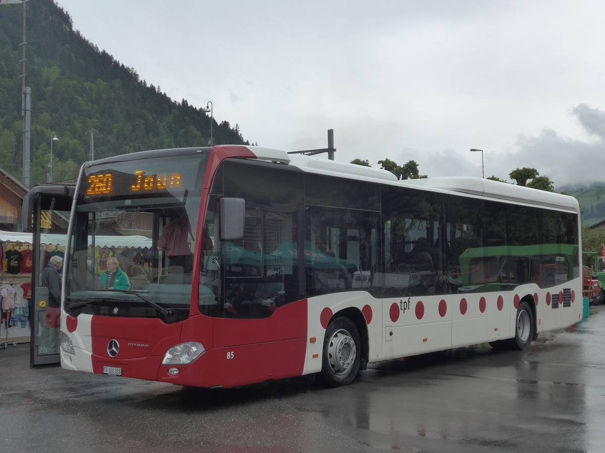 (171'512) - TPF Fribourg - Nr. 85/FR 300'388 - Mercedes am 28. Mai 2016 beim Bahnhof Boltigen