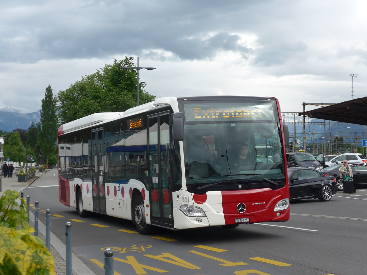 (171'674) - TPF Fribourg - Nr. 32/FR 300'287 - Mercedes am 11. Juni 2016 beim Bahnhof Thun