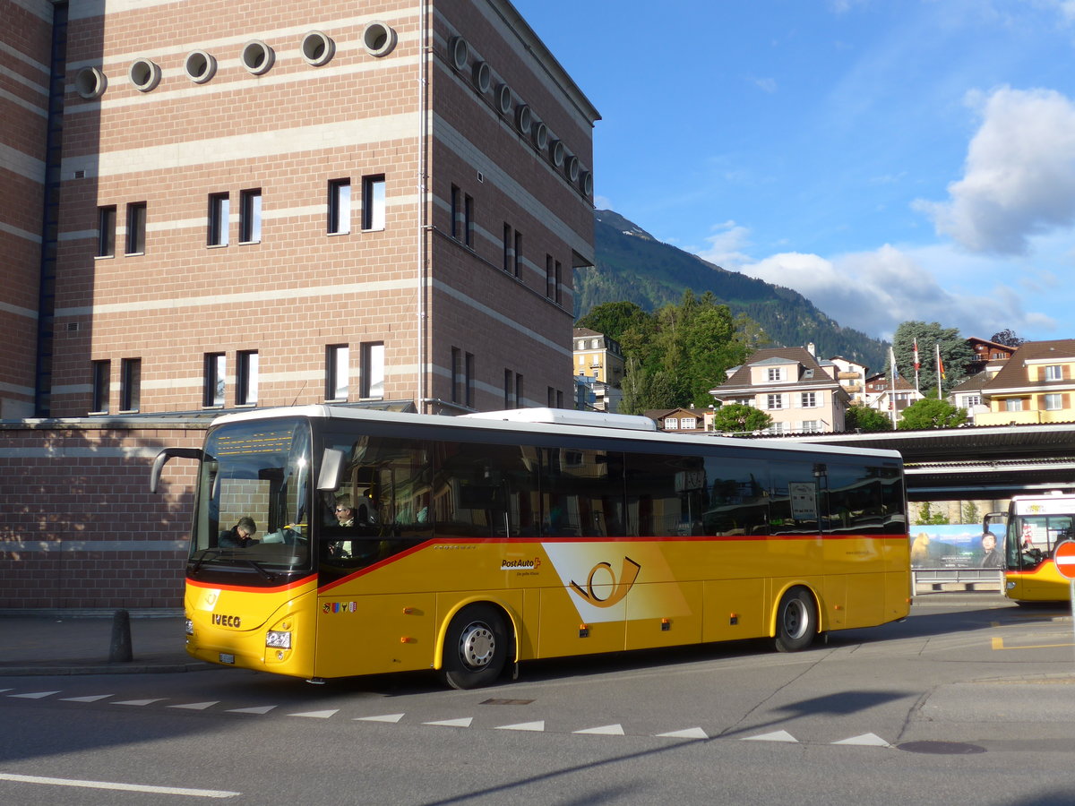(171'693) - PostAuto Bern - BE 474'688 - Iveco am 12. Juni 2016 beim Bahnhof Spiez