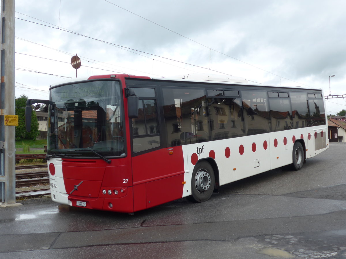 (171'797) - TPF Fribourg - Nr. 27/FR 300'352 - Volvo am 13. Juni 2016 beim Bahnhof Chtel-St-Denis