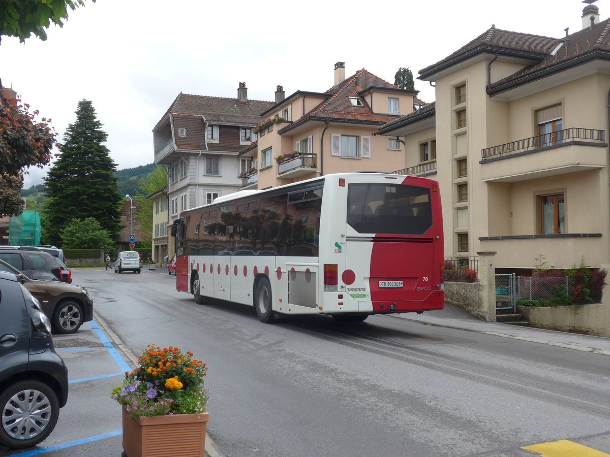 (171'812) - TPF Fribourg - Nr. 70/FR 300'306 - Volvo am 13. Juni 2016 beim Bahnhof Chtel-St-Denis (Einsatz VMCV)