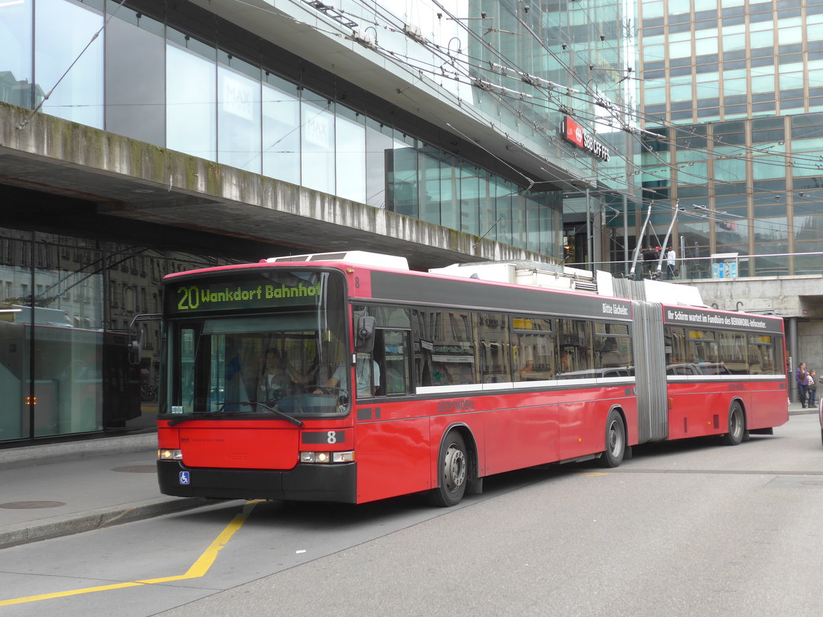 (171'850) - Bernmobil, Bern - Nr. 8 - NAW/Hess Gelenktrolleybus am 13. Juni 2016 beim Bahnhof Bern