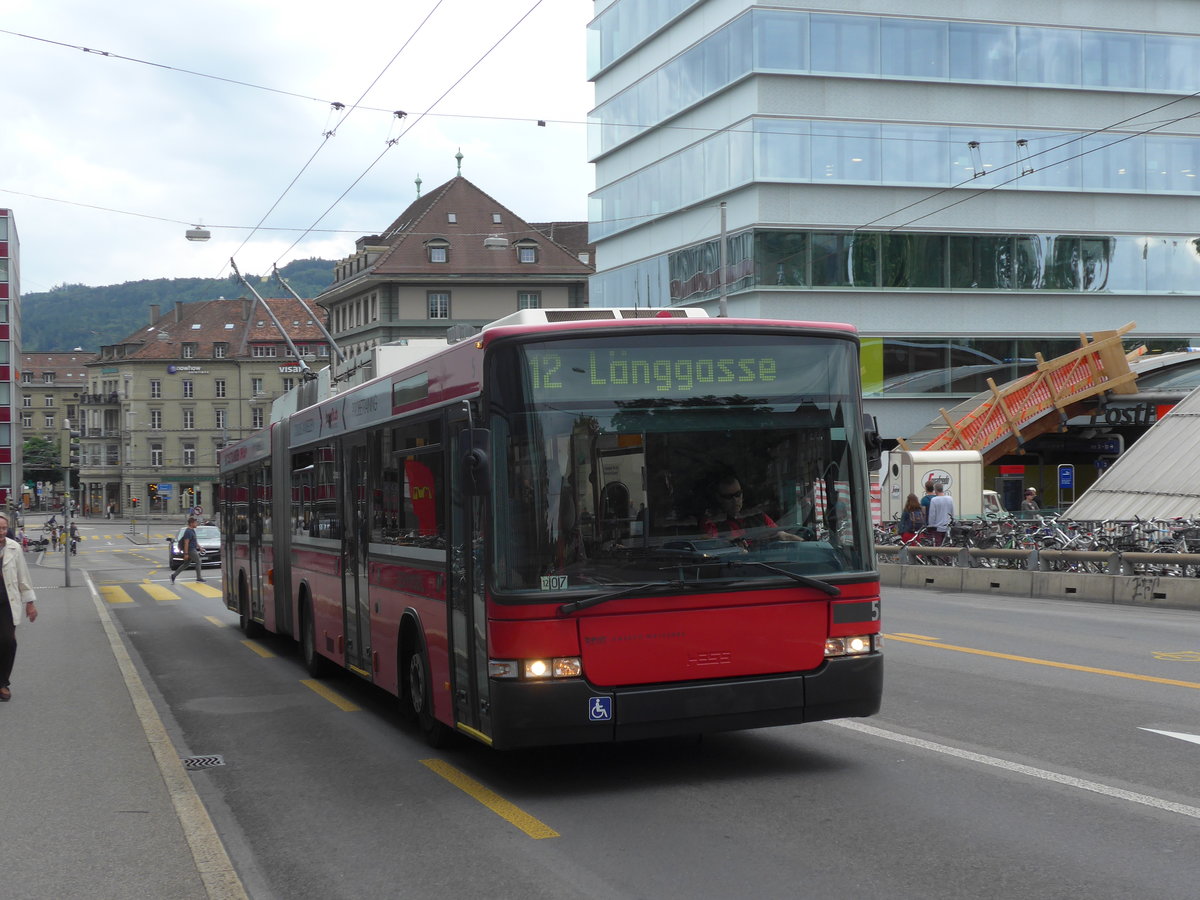 (172'200) - Bernmobil, Bern - Nr. 5 - NAW/Hess Gelenktrolleybus am 25. Juni 2016 in Bern, Schanzenstrasse