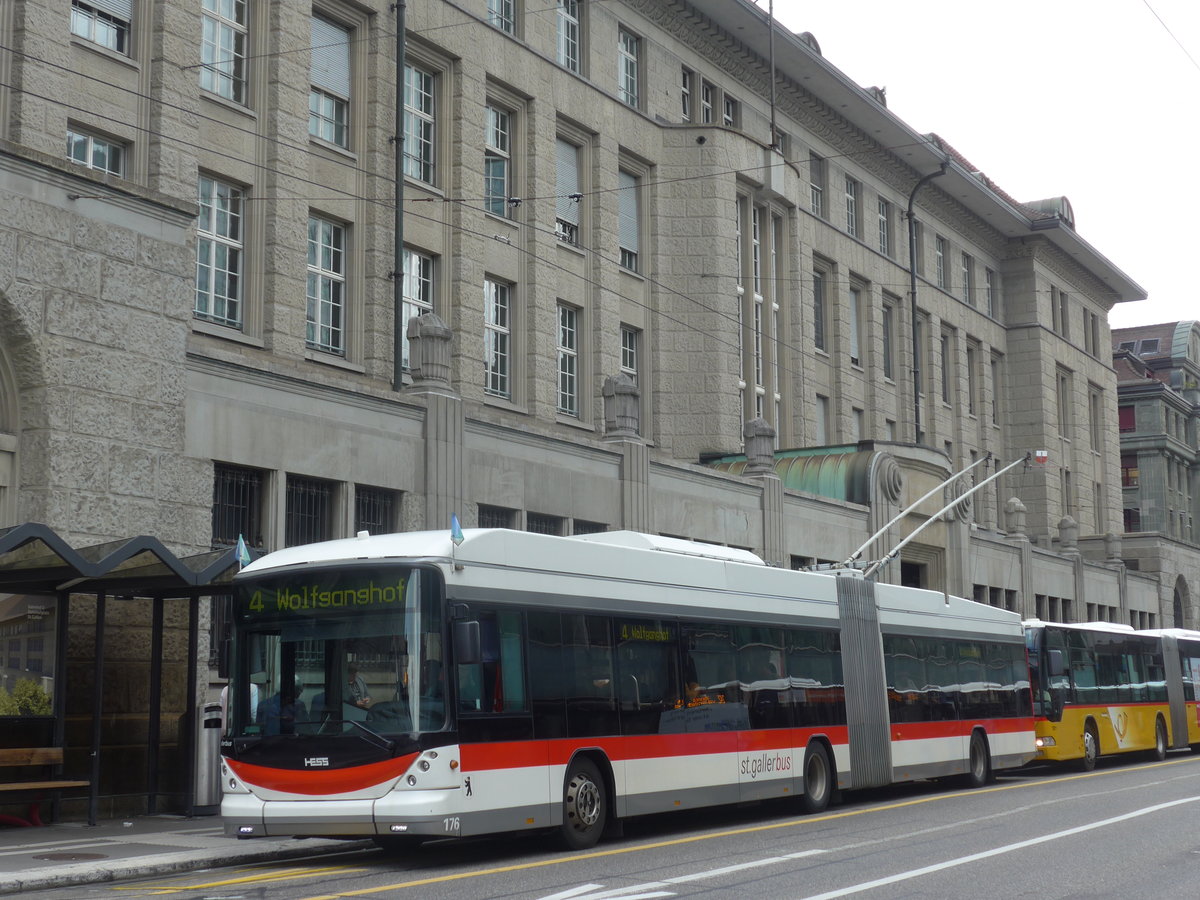 (172'621) - St. Gallerbus, St. Gallen - Nr. 176 - Hess/Hess Gelenktrolleybus am 27. Juni 2016 beim Bahnhof St. Gallen (prov. Haltestelle)