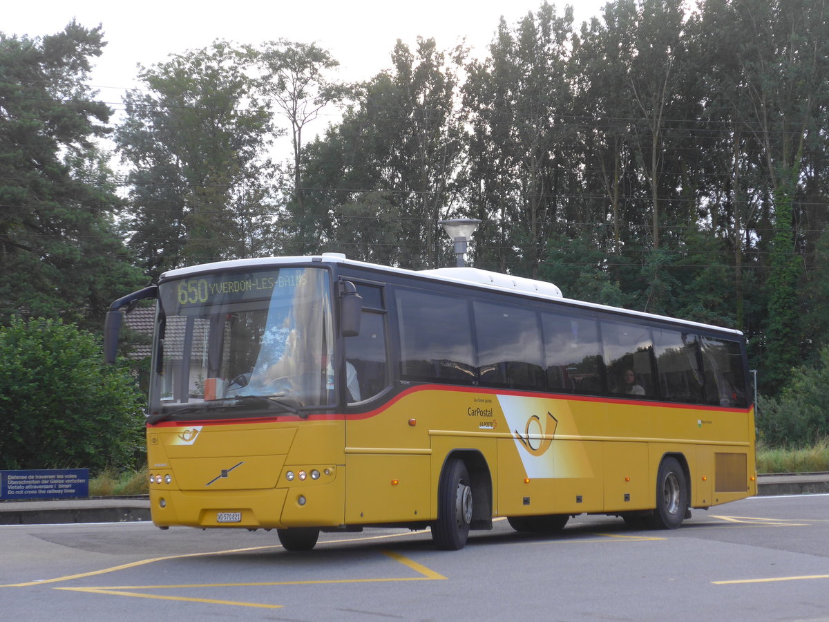 (172'865) - CarPostal Ouest - VD 570'821 - Volvo (ex SAPJV, L'Isle Nr. 25) am 13. Juli 2016 beim Bahnhof Yvonand