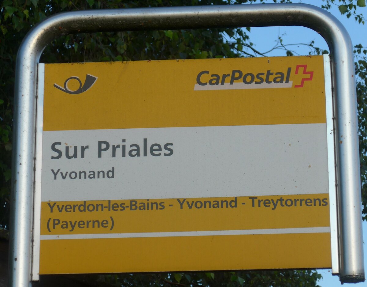 (173'008) - PostAuto-Haltestellenschild - Yvonand, Sur Priales - am 15. Juli 2016