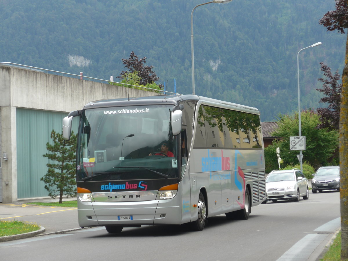 (173'280) - Aus Italien: Schiano Bus, Serrara Fontana - EV-578 LX - Setra am 23. Juli 2016 beim Bahnhof Interlaken Ost