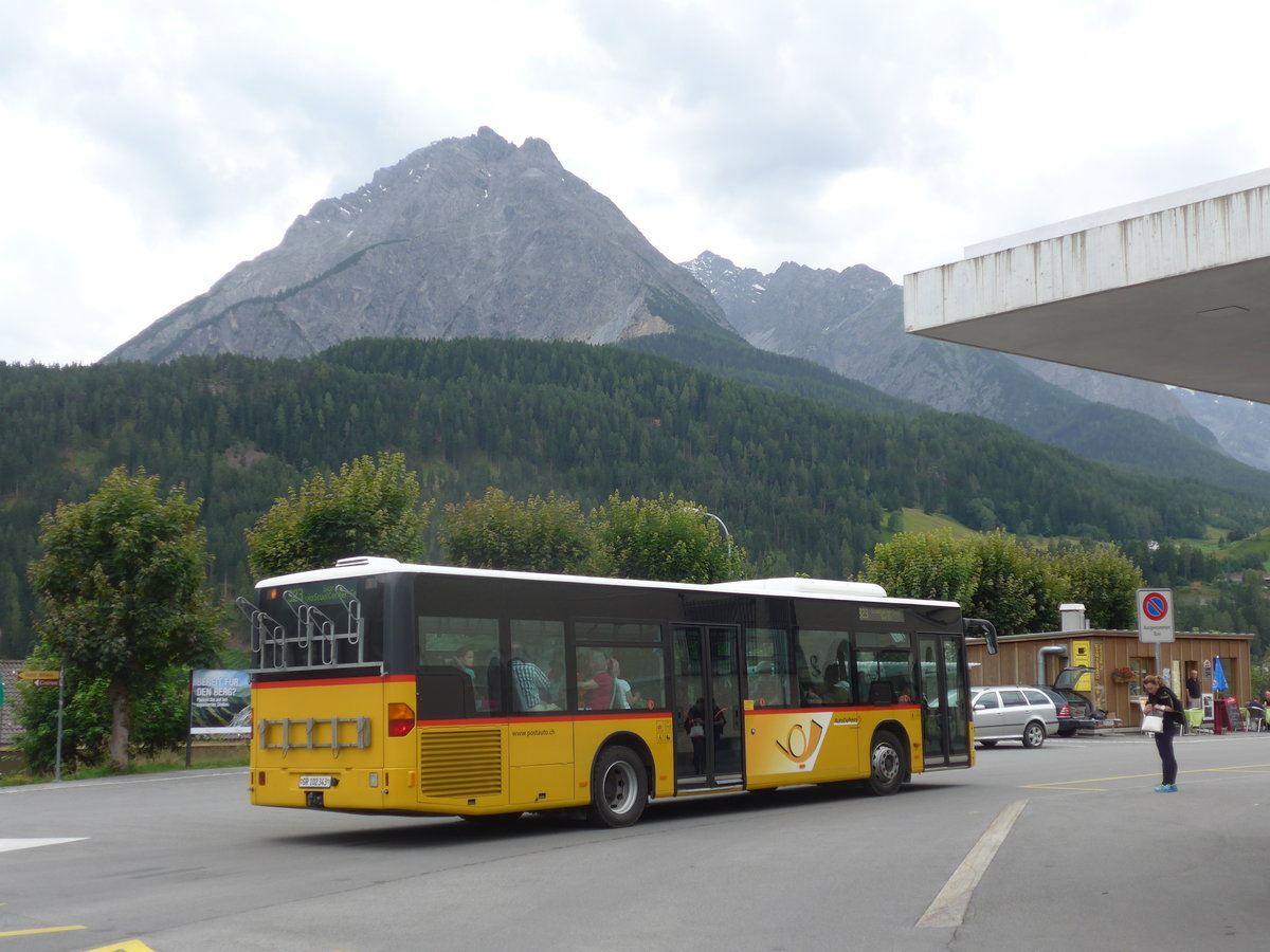 (173'353) - PostAuto Graubnden - GR 102'343 - Mercedes am 24. Juli 2016 beim Bahnhof Scuol-Tarasp