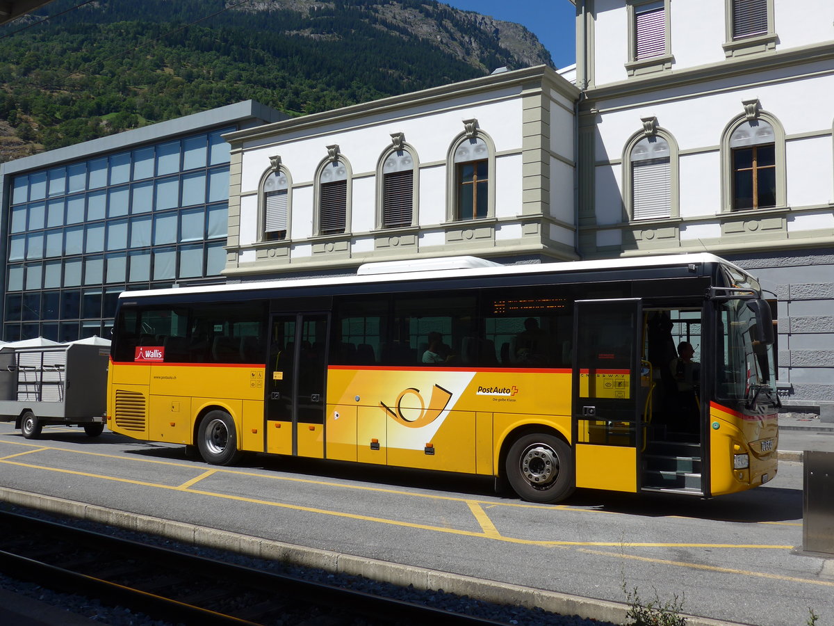 (173'666) - PostAuto Wallis - VS 424'841 - Iveco am 7. August 2016 beim Bahnhof Brig
