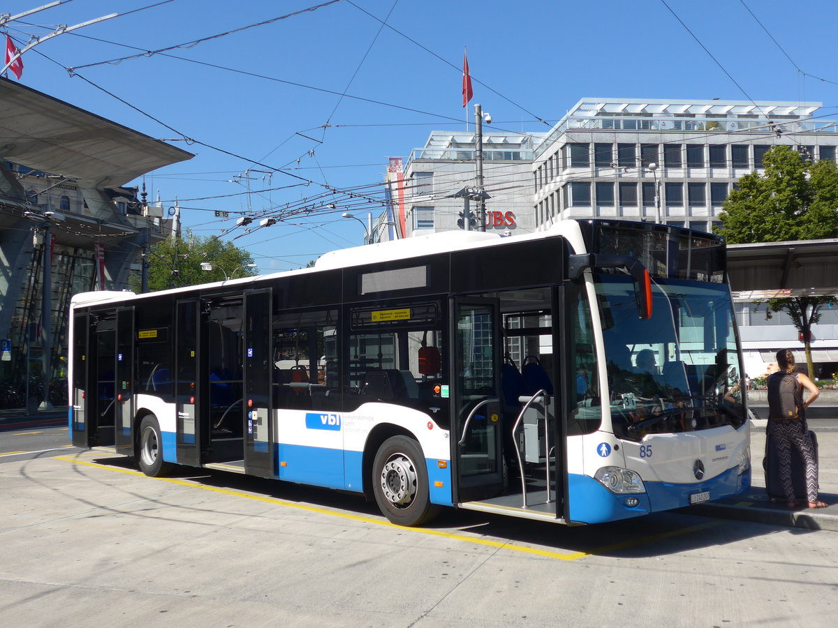(173'717) - VBL Luzern - Nr. 85/LU 240'207 - Mercedes am 8. August 2016 beim Bahnhof Luzern