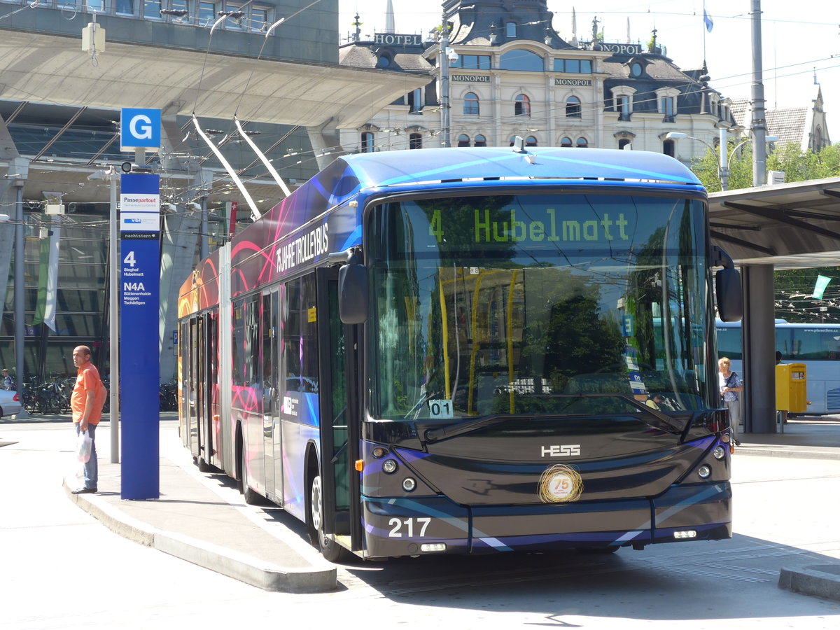 (173'745) - VBL Luzern - Nr. 217 - Hess/Hess Gelenktrolleybus am 8. August 2016 beim Bahnhof Luzern