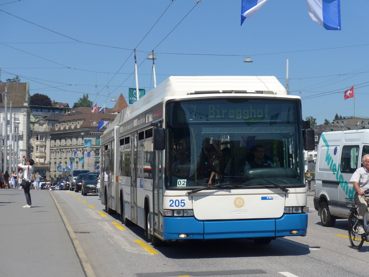 (173'809) - VBL Luzern - Nr. 205 - Hess/Hess Gelenktrolleybus am 8. August 2016 in Luzern, Bahnhofbrcke