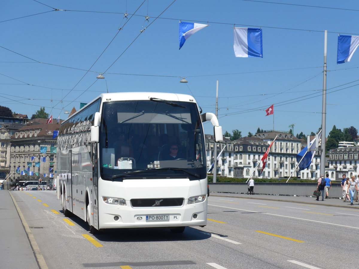 (173'810) - Aus Polen: Walerianczyk, Slesin - PO 800TY - Volvo am 8. August 2016 in Luzern, Bahnhofbrcke