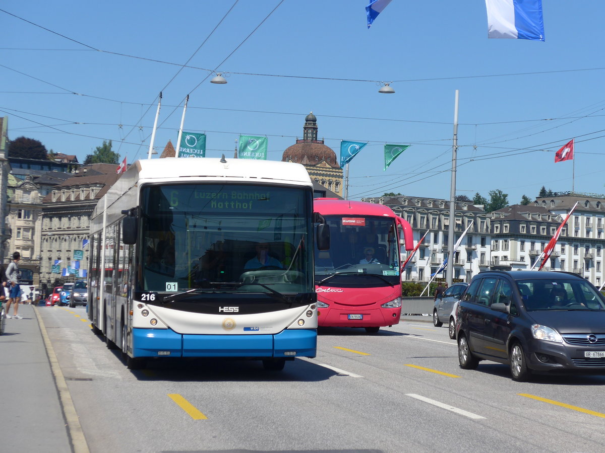 (173'822) - VBL Luzern - Nr. 216 - Hess/Hess Gelenktrolleybus am 8. August 2016 in Luzern, Bahnhofbrcke