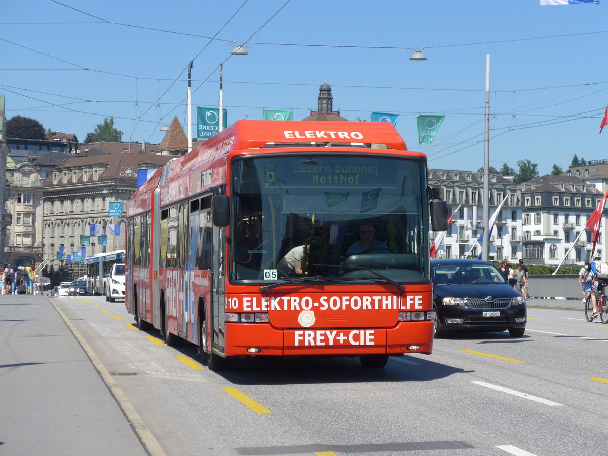 (173'831) - VBL Luzern - Nr. 210 - Hess/Hess Gelenktrolleybus am 8. August 2016 in Luzern, Bahnhofbrcke