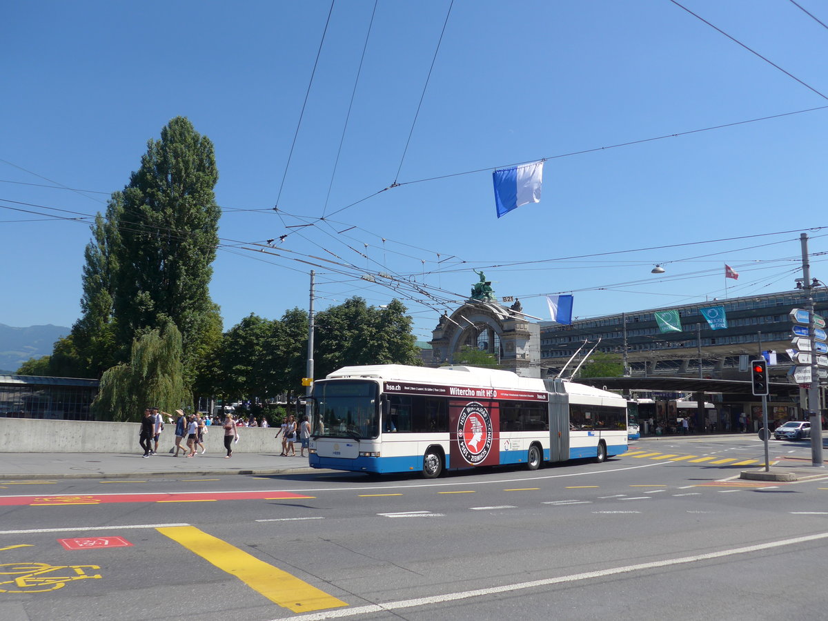 (173'836) - VBL Luzern - Nr. 204 - Hess/Hess Gelenktrolleybus am 8. August 2016 beim Bahnhof Luzern