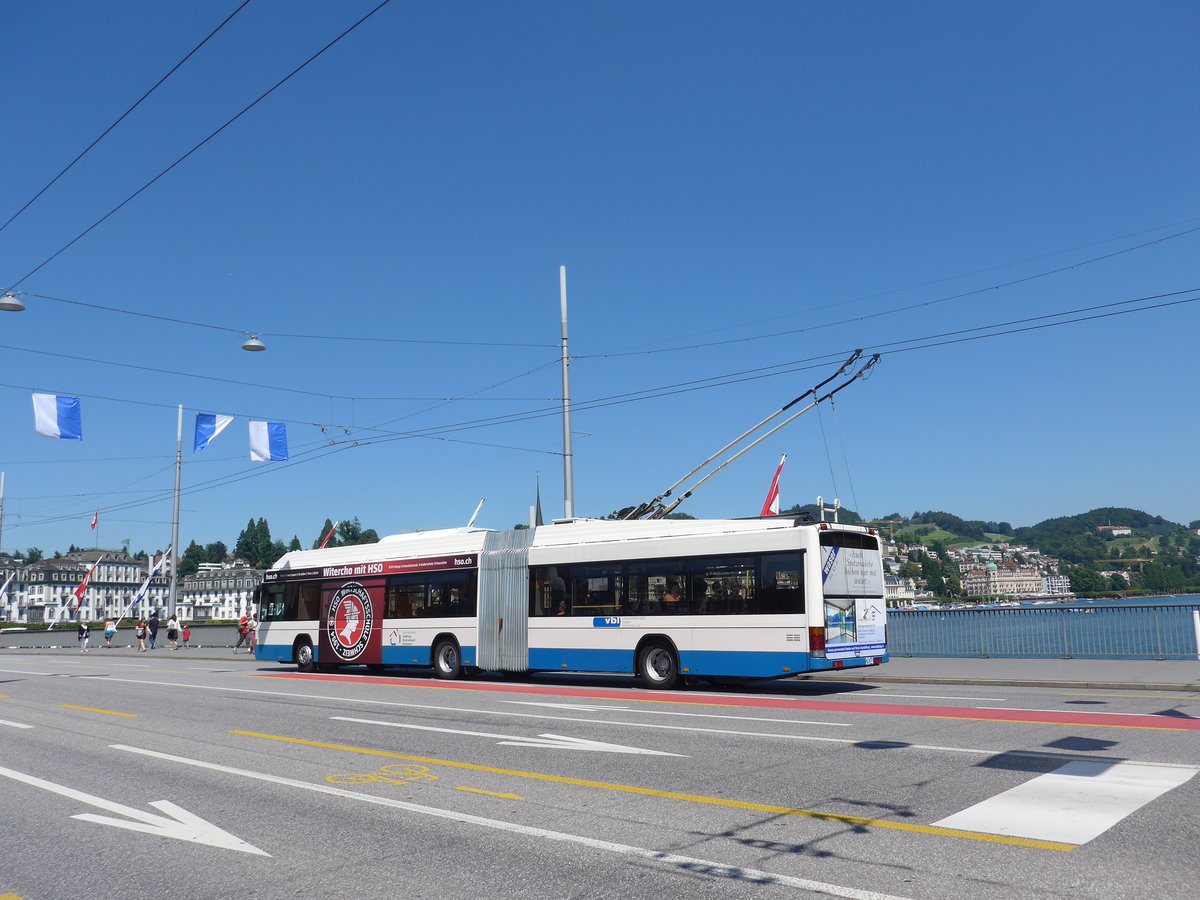 (173'837) - VBL Luzern - Nr. 204 - Hess/Hess Gelenktrolleybus am 8. August 2016 in Luzern, Bahnhofbrcke