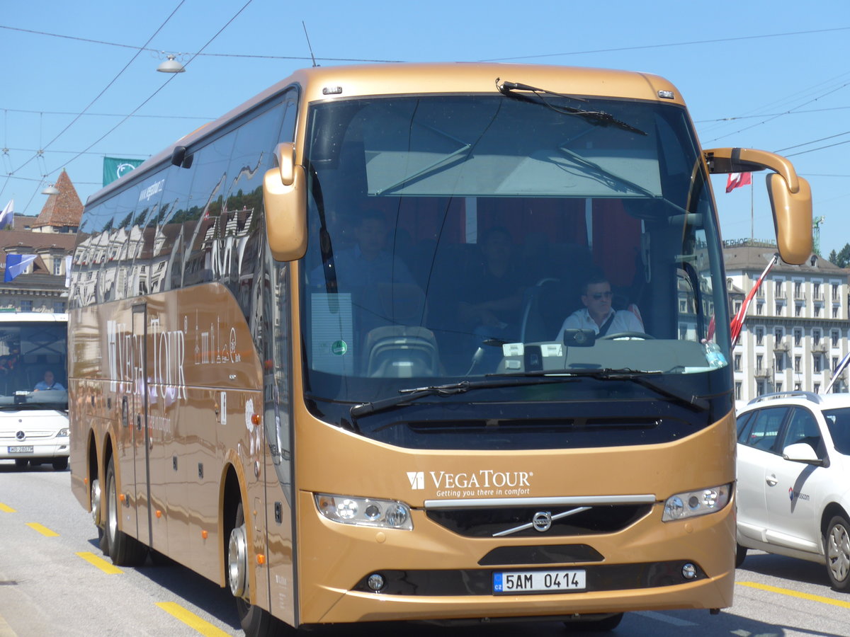 (173'845) - Aus Tschechien: Vega Tour, Praha - 5AM 0414 - Volvo am 8. August 2016 in Luzern, Bahnhofbrcke