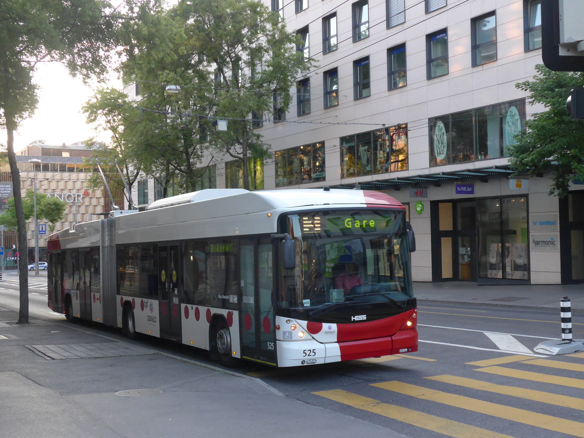 (174'316) - TPF Fribourg - Nr. 525 - Hess/Hess Gelenktrolleybus am 28. August 2016 beim Bahnhof Fribourg