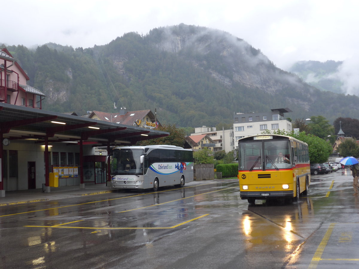 (175'051) - Oberland Tours, Grindelwald - Nr. 42/BE 176'989 - Mercedes + AVG Meiringen - Nr. 74/BE 607'481 - Saurer/R&J (ex P 24'357) am 18. September 2016 in Meiringen, Postautostation