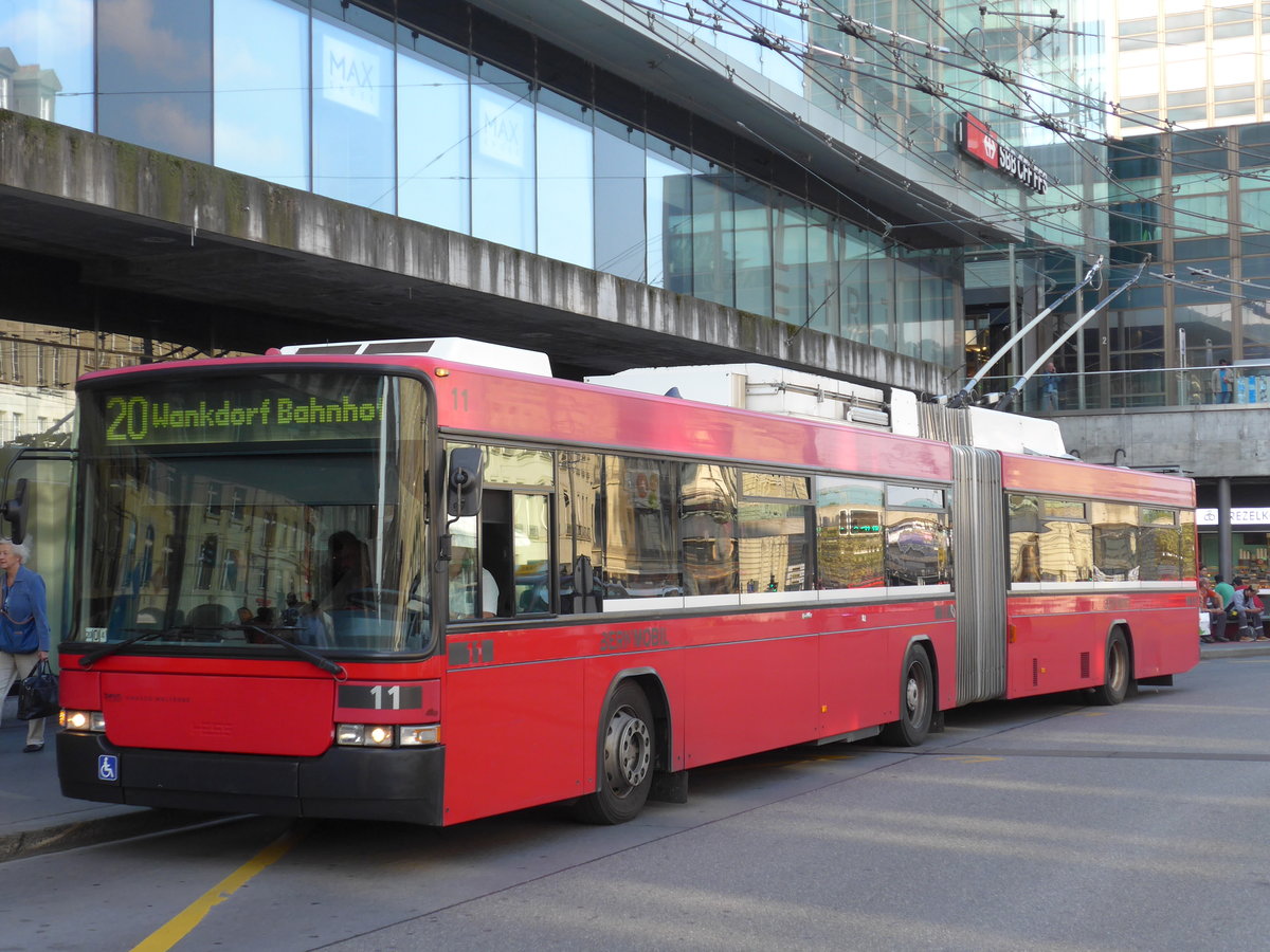 (175'252) - Bernmobil, Bern - Nr. 11 - NAW/Hess Gelenktrolleybus am 26. September 2016 beim Bahnhof Bern