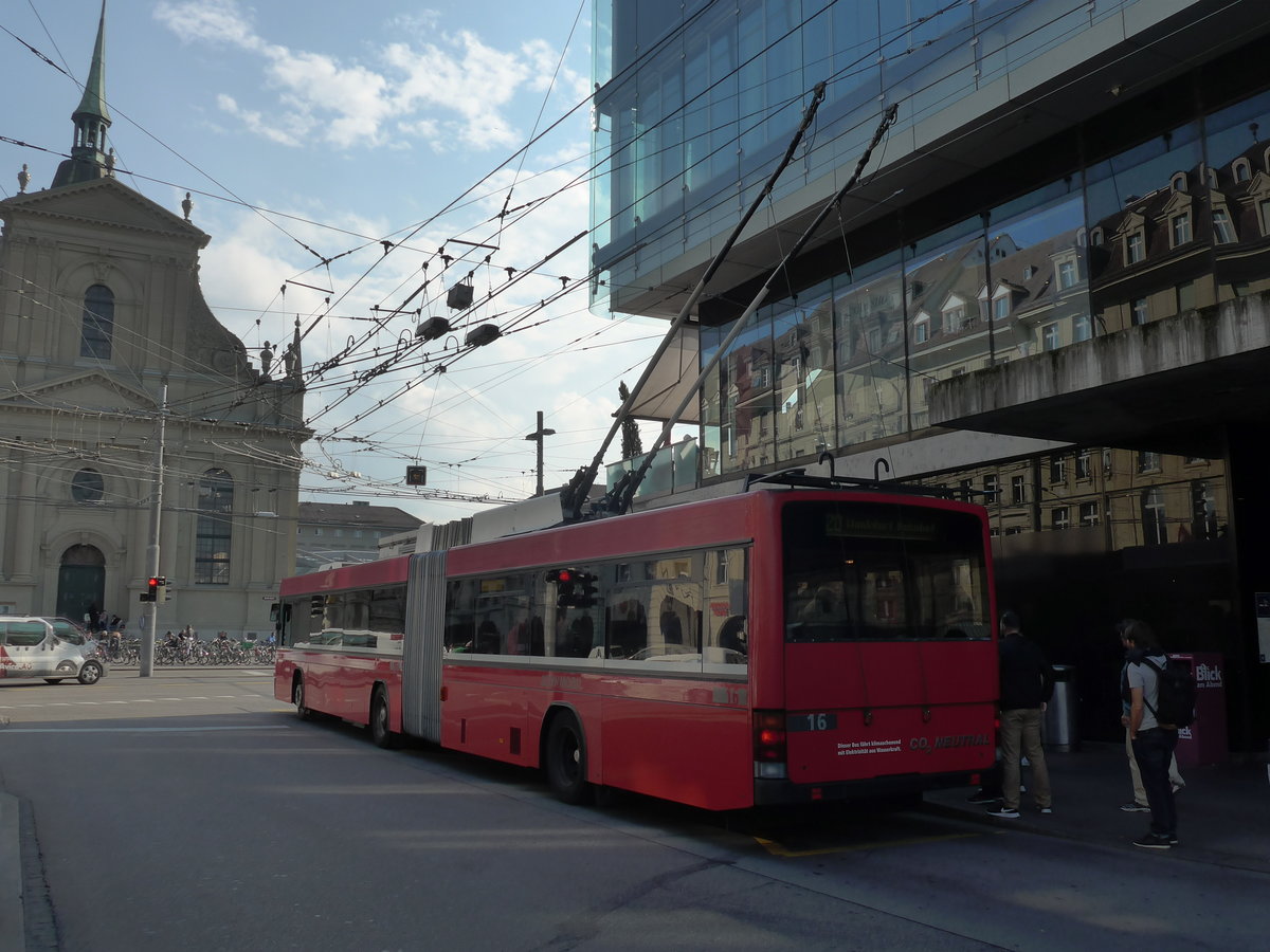 (175'255) - Bernmobil, Bern - Nr. 16 - NAW/Hess Gelenktrolleybus am 26. September 2016 beim Bahnhof Bern