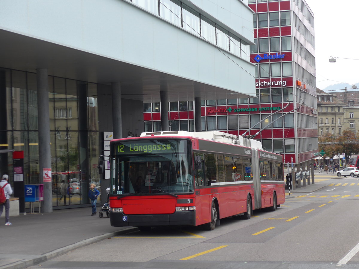 (175'444) - Bernmobil, Bern - Nr. 5 - NAW/Hess Gelenktrolleybus am 7. Oktober 2016 in Bern, Schanzenstrasse