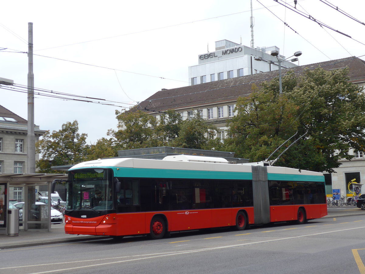(175'449) - VB Biel - Nr. 54 - Hess/Hess Gelenktrolleybus am 7. Oktober 2016 beim Bahnhof Biel