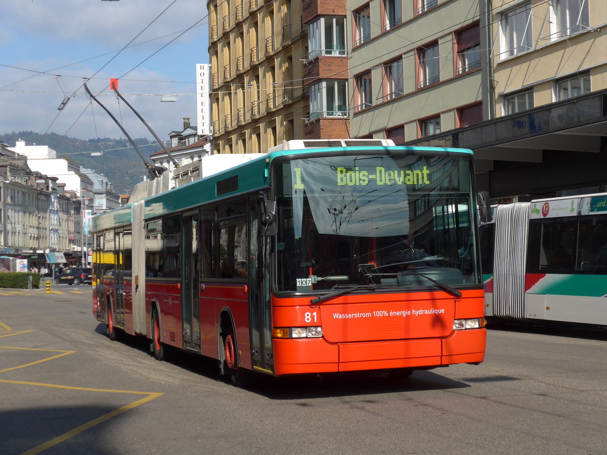 (175'525) - VB Biel - Nr. 81 - NAW/Hess Gelenktrolleybus am 7. Oktober 2016 beim Bahnhof Biel