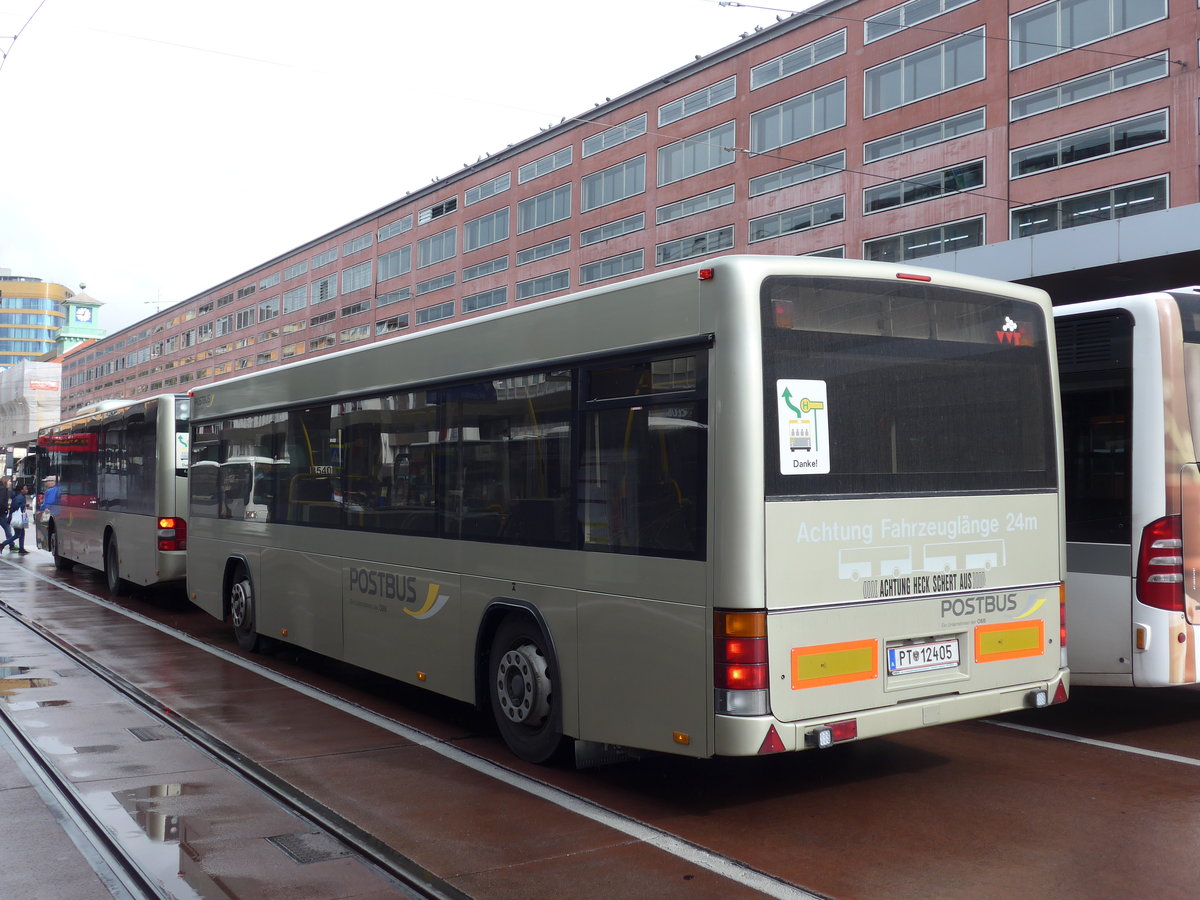 (175'742) - PostBus - PT 12'405 - Lanz+Marti/Hess Personenanhnger am 18. Oktober 2016 beim Bahnhof Innsbruck