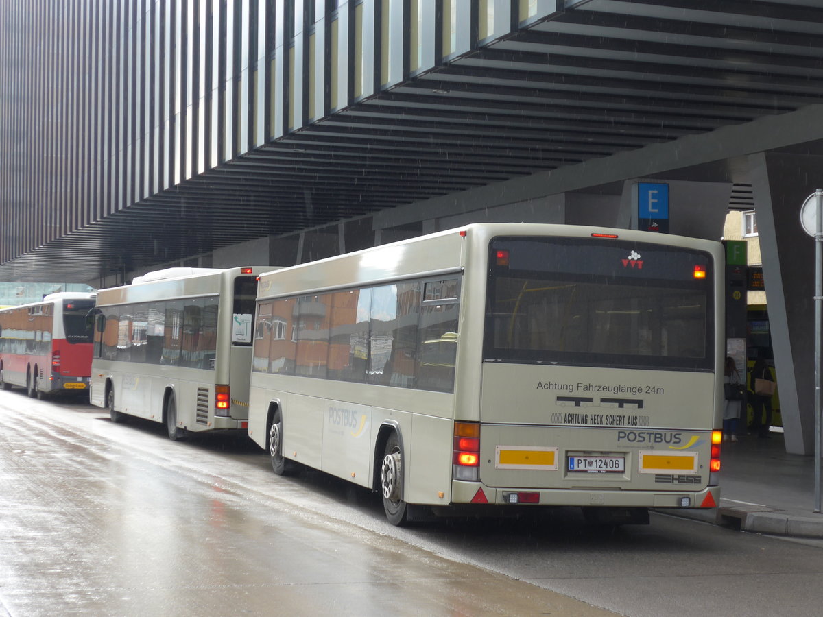 (175'799) - PostBus - PT 12'406 - Lanz+Marti/Hess Personenanhnger am 18. Oktober 2016 beim Bahnhof Innsbruck
