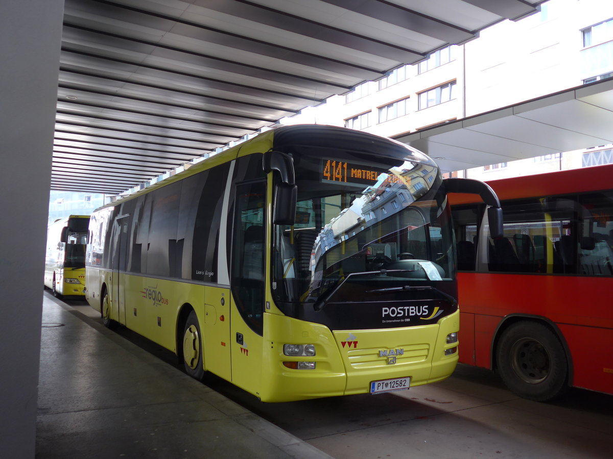 (175'860) - PostBus - PT 12'582 - MAN am 18. Oktober 2016 beim Bahnhof Innsbruck