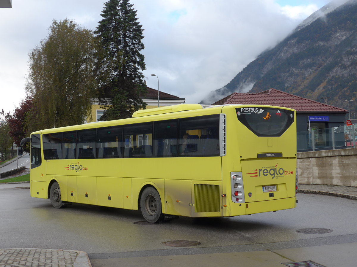 (176'018) - PostBus - BD 14'211 - Scania am 20. Oktober 2016 beim Bahnhof Jenbach