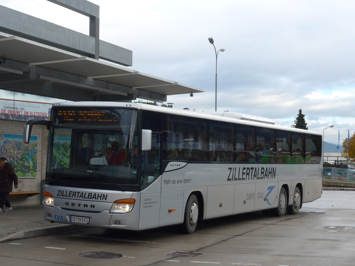 (176'019) - ZVB Jenbach - SZ 343 EJ - Setra am 20. Oktober 2016 beim Bahnhof Jenbach