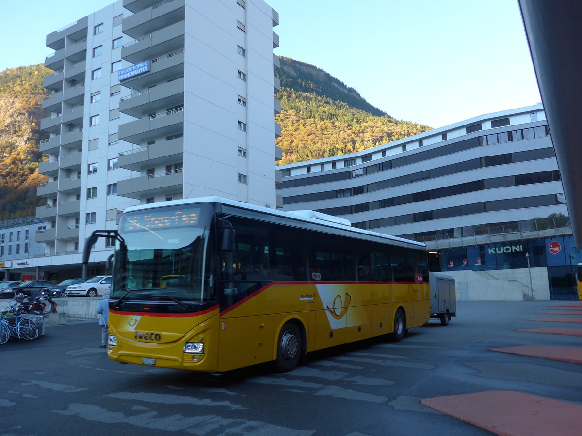 (176'360) - PostAuto Wallis - VS 432'710 - Iveco am 30. Oktober 2016 beim Bahnhof Visp