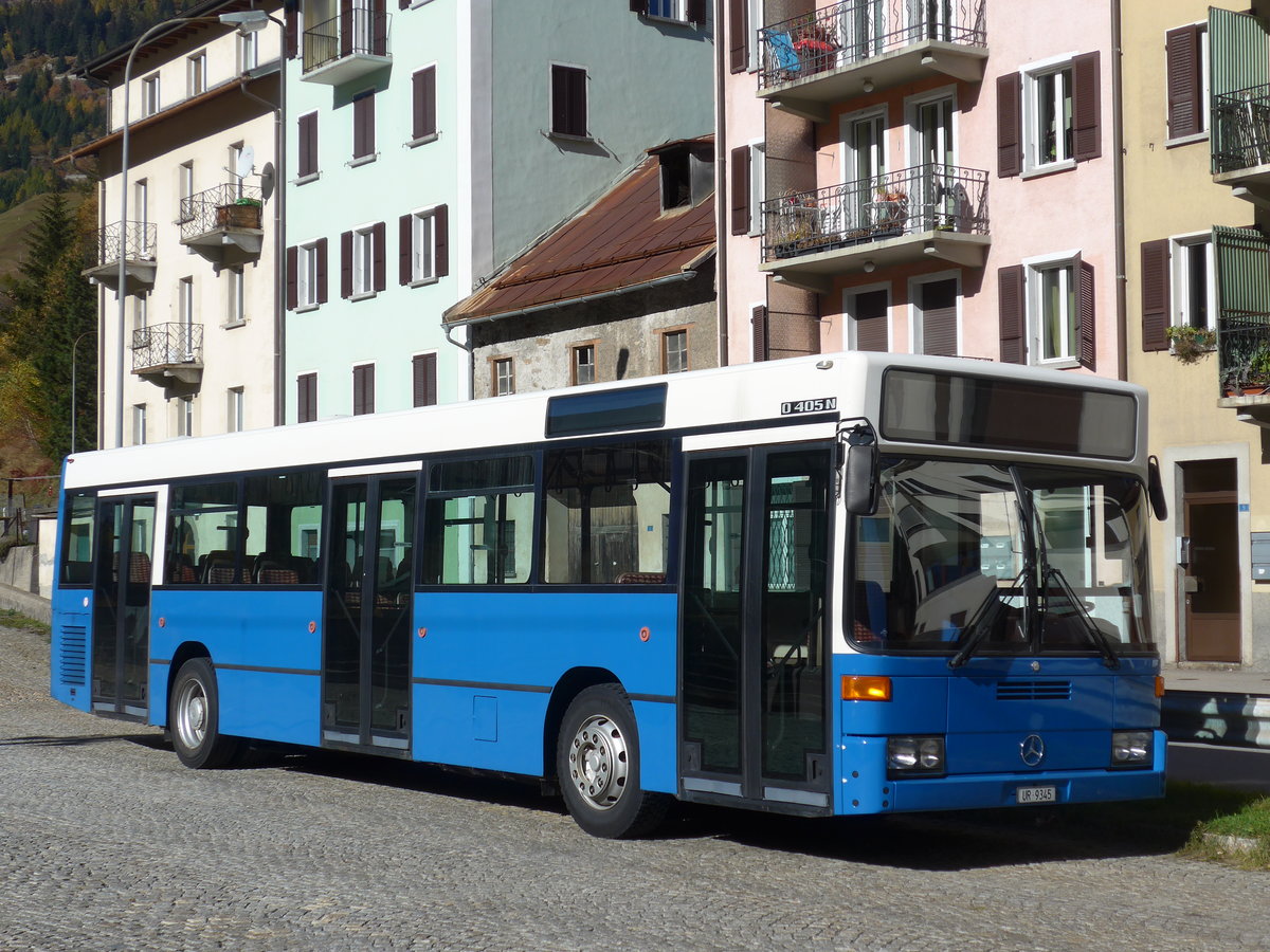 (176'401) - Meyer, Gschenen - UR 9345 - Mercedes (ex VBL Luzern Nr. 555; ex Gowa, Luzern Nr. 55) am 30. Oktober 2016 beim Bahnhof Airolo