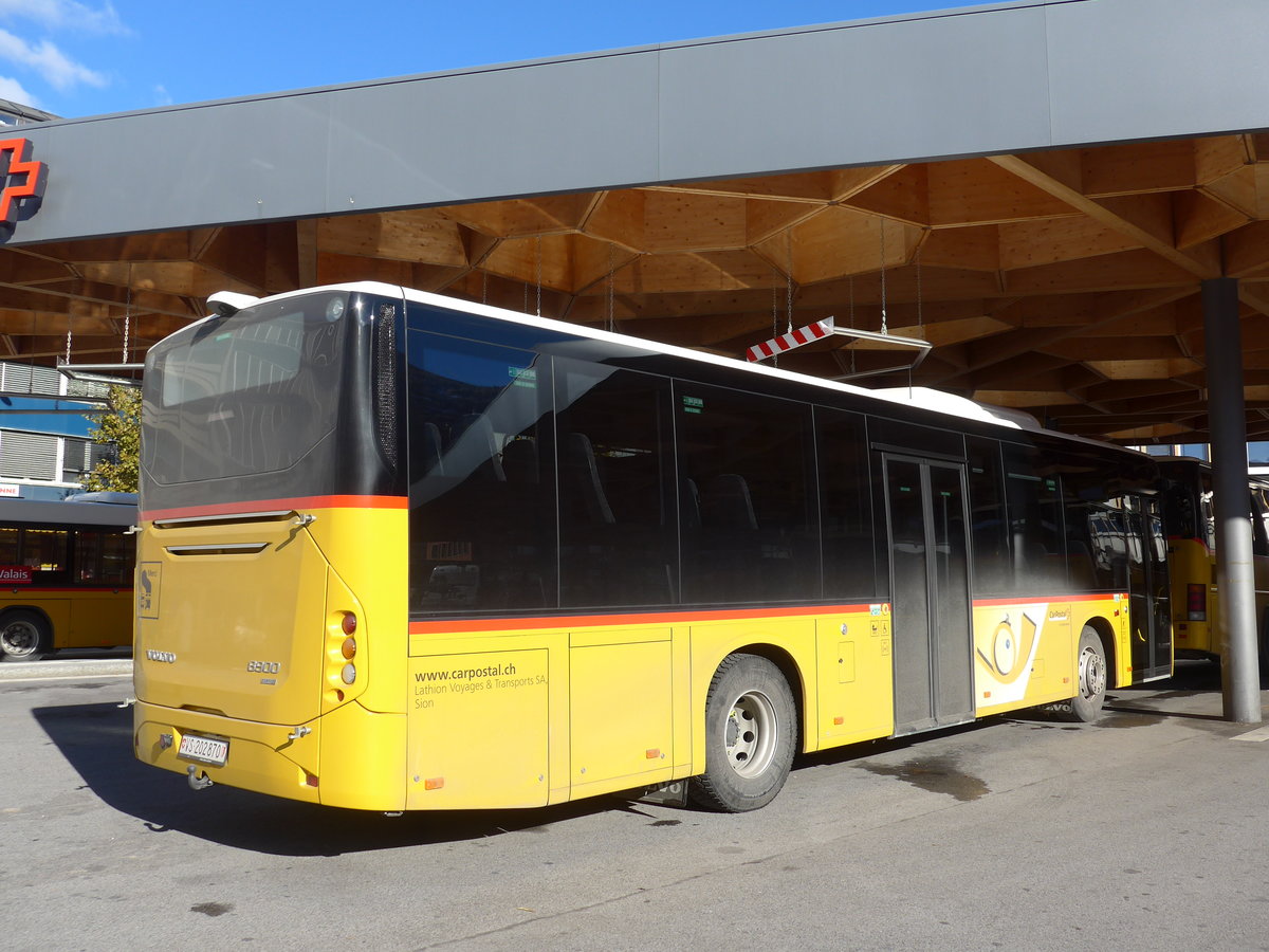 (176'612) - Lathion, Sion - Nr. 15/VS 202'870 - Volvo am 12. November 2016 beim Bahnhof Sion