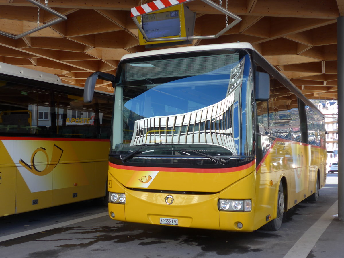 (176'613) - PostAuto Wallis - Nr. 8/VS 335'170 - Irisbus am 12. November 2016 beim Bahnhof Sion