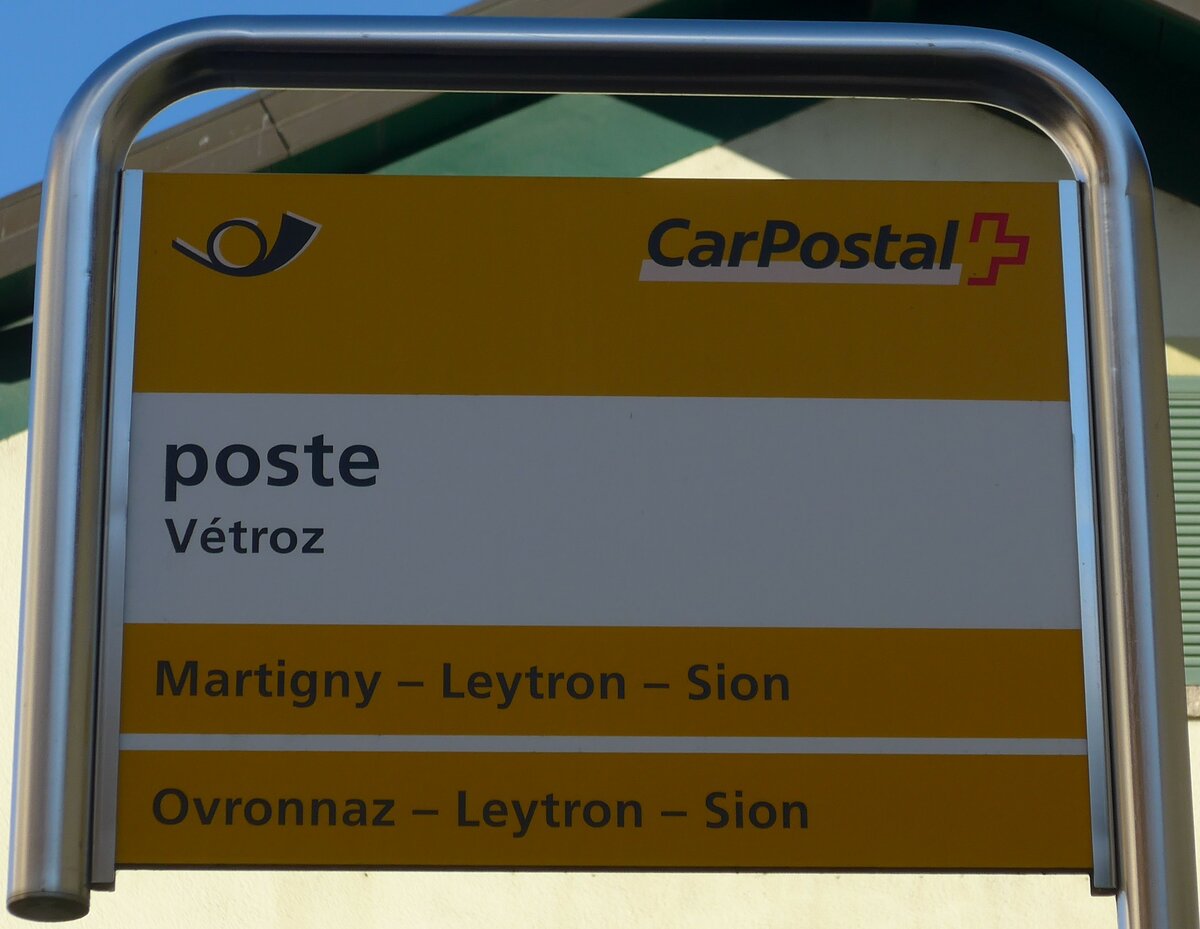(176'621) - PostAuto-Haltestellenschild - Vtroz, poste - am 12. November 2016
