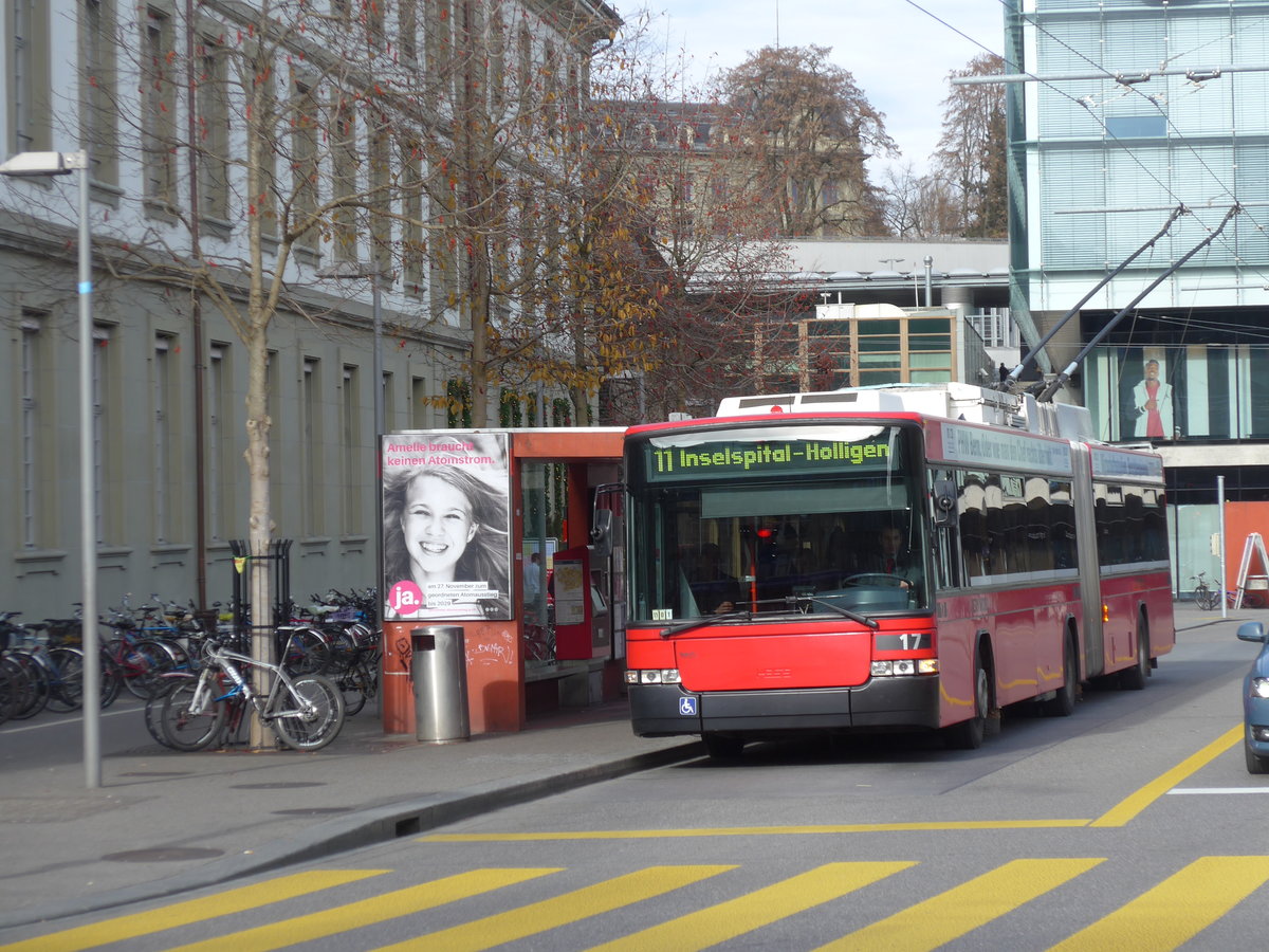 (176'649) - Bernmobil, Bern - Nr. 17 - NAW/Hess Gelenktrolleybus am 13. November 2016 beim Bahnhof Bern