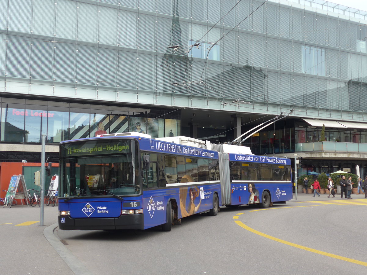 (176'670) - Bernmobil, Bern - Nr. 16 - NAW/Hess Gelenktrolleybus am 13. November 2016 beim Bahnhof Bern