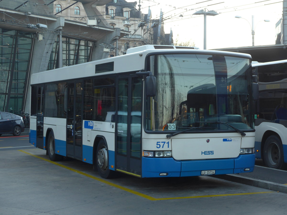 (177'131) - VBL Luzern - Nr. 571/LU 15'714 - Scania/Hess am 10. Dezember 2016 beim Bahnhof Luzern