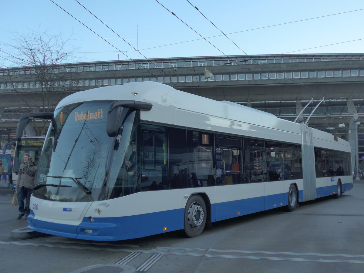 (177'134) - VBL Luzern - Nr. 230 - Hess/Hess Gelenktrolleybus am 10. Dezember 2016 beim Bahnhof Luzern