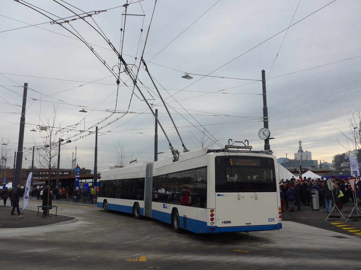 (177'181) - VBL Luzern - Nr. 228 - Hess/Hess Gelenktrolleybus am 11. Dezember 2016 beim Bahnhof Emmenbrcke Sd