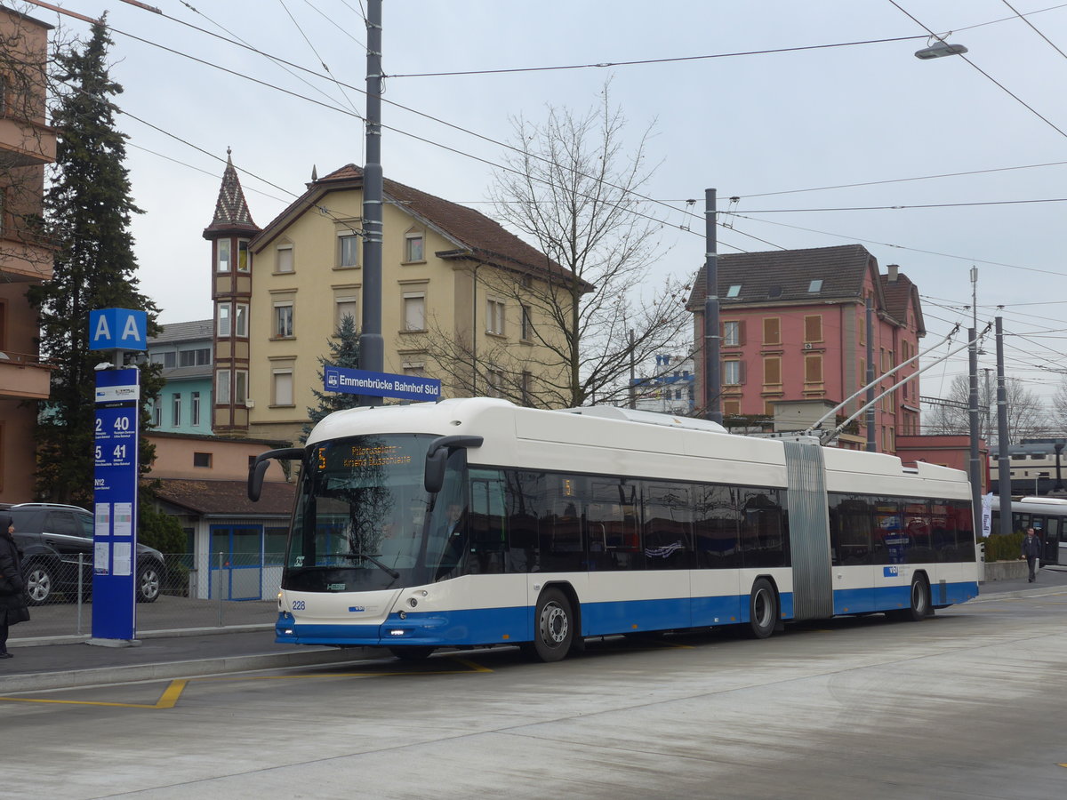 (177'183) - VBL Luzern - Nr. 228 - Hess/Hess Gelenktrolleybus am 11. Dezember 2016 beim Bahnhof Emmenbrcke Sd