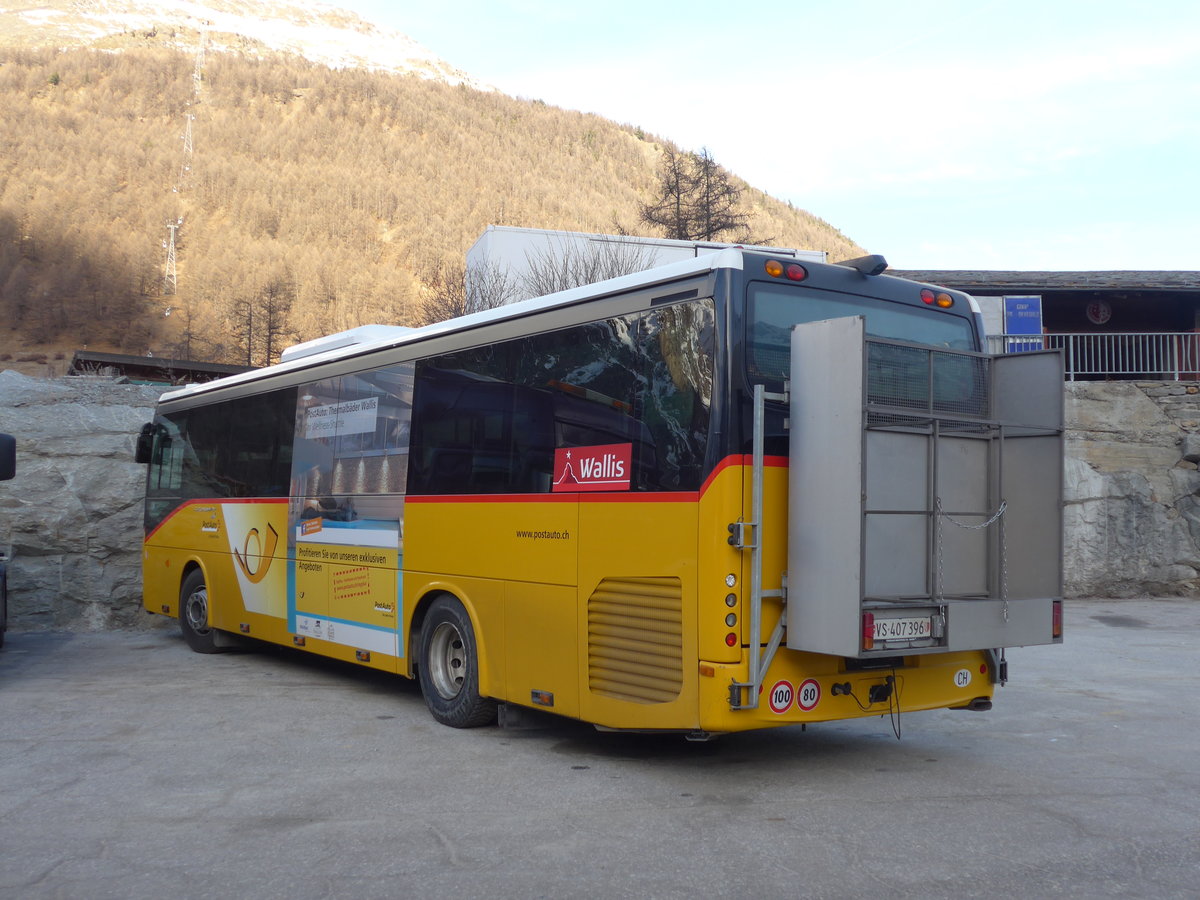(177'350) - PostAuto Wallis - VS 407'396 - Irisbus am 26. Dezember 2016 in Saas-Fee, Postautostation