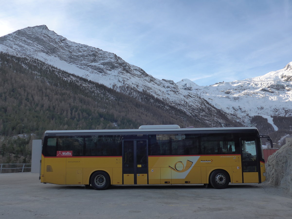 (177'351) - PostAuto Wallis - VS 407'396 - Irisbus am 26. Dezember 2016 in Saas-Fee, Postautostation
