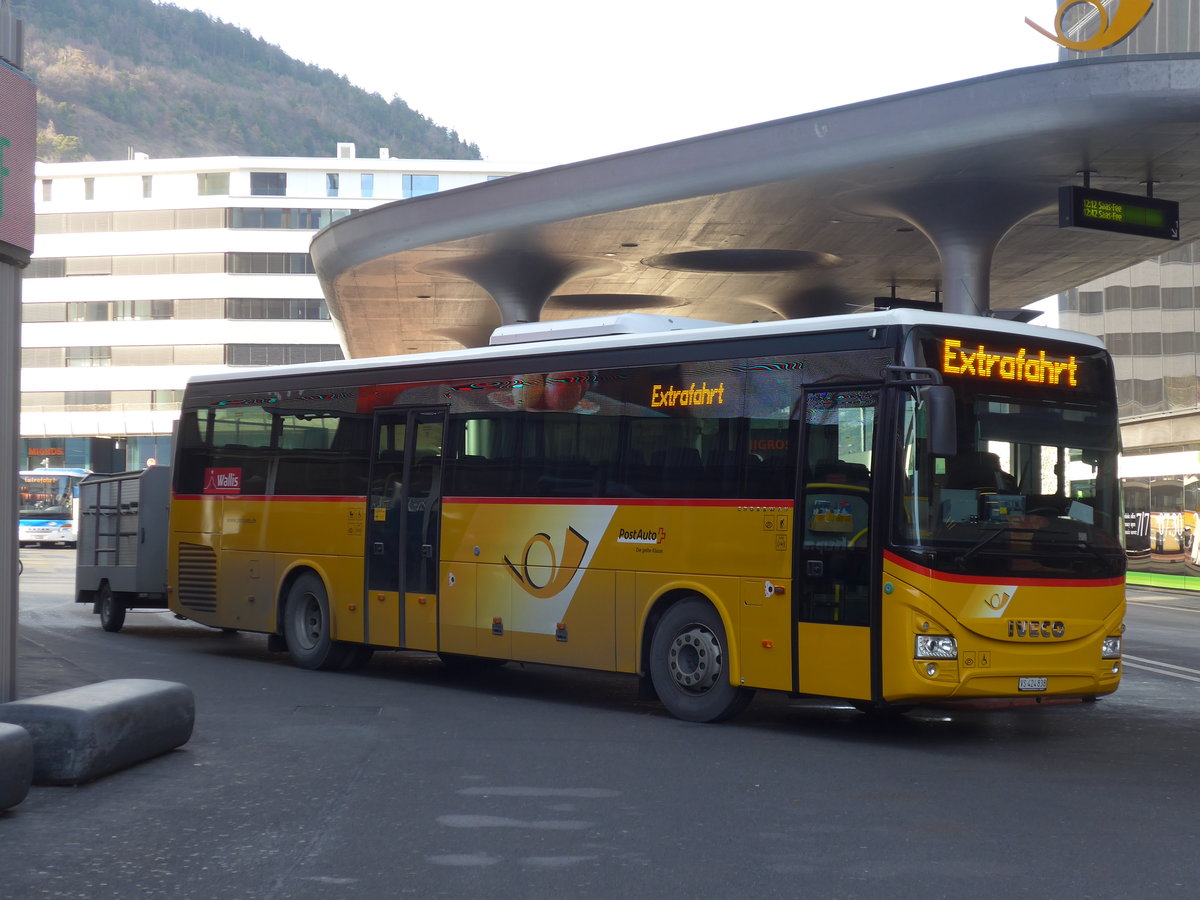 (177'377) - PostAuto Wallis - VS 424'838 - Iveco am 26. Dezember 2016 beim Bahnhof Visp