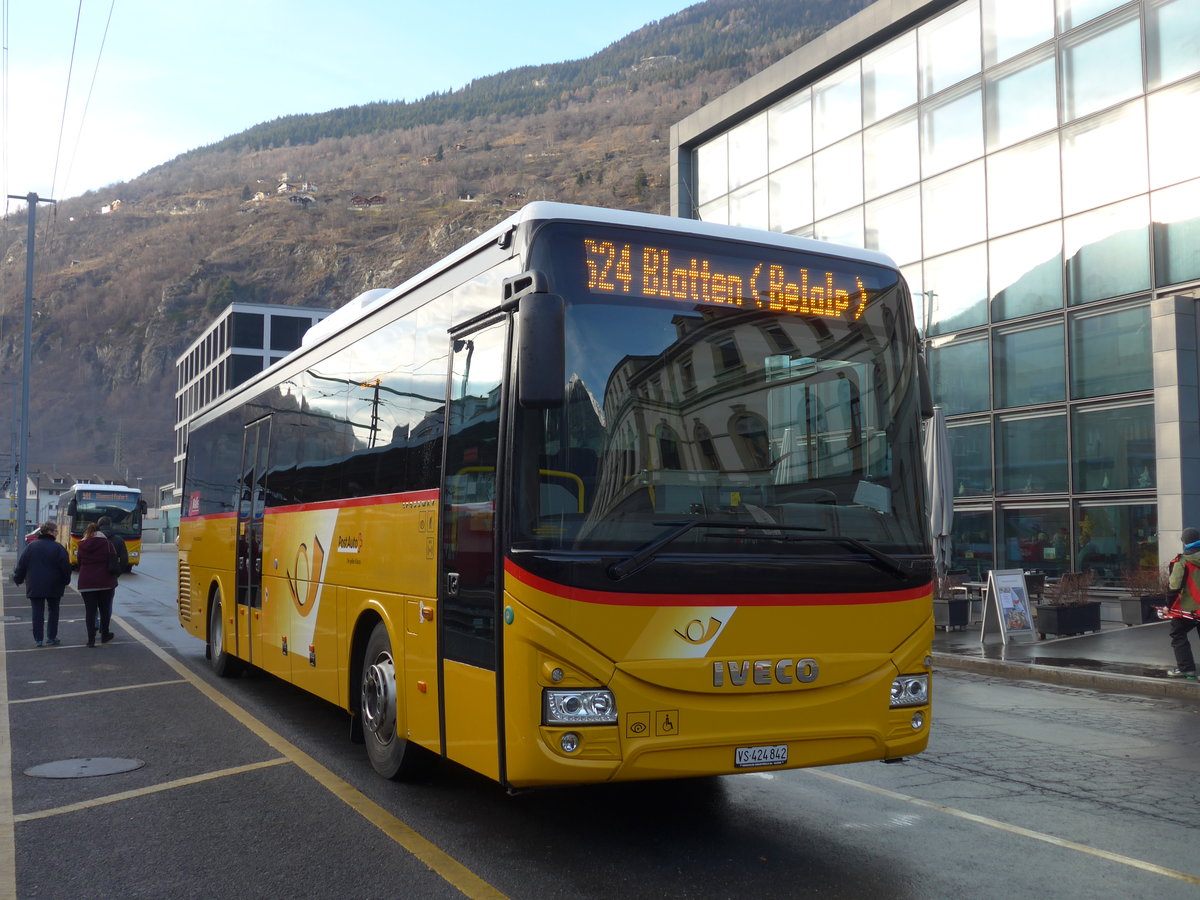 (177'404) - PostAuto Wallis - VS 424'842 - Iveco am 26. Dezember 2016 beim Bahnhof Brig