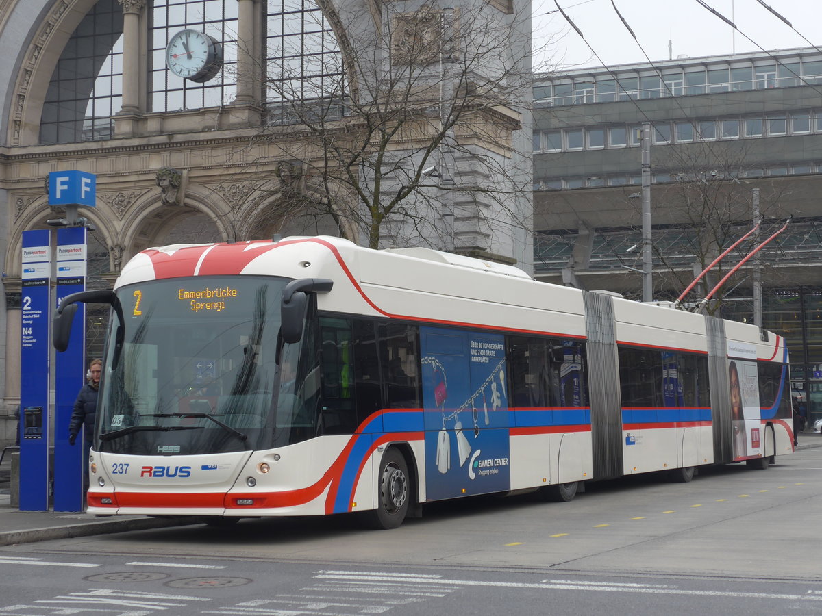 (177'460) - VBL Luzern - Nr. 237 - Hess/Hess Dopppelgelenktrolleybus am 30. Dezember 2016 beim Bahnhof Luzern